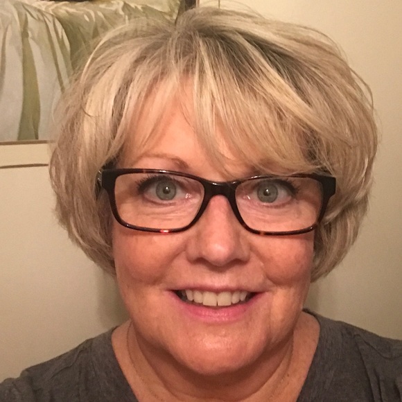 Poshmark profile picture for @lindastan